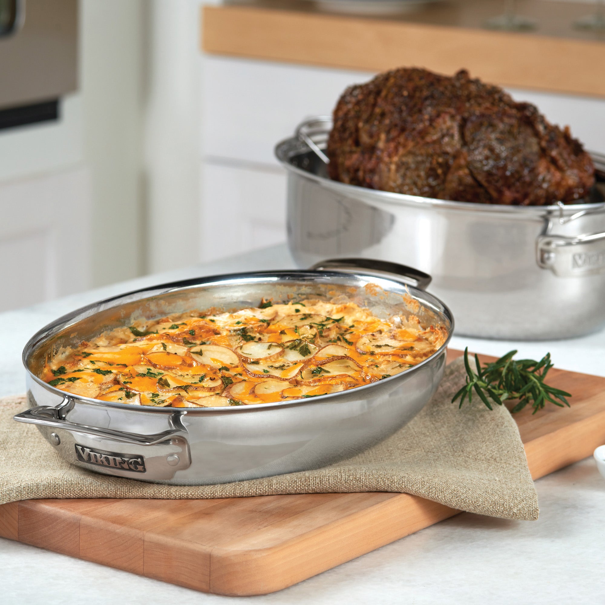Viking 3-in-1 8.6 Quart Die Cast Oval Roaster with Glass Basting Lid